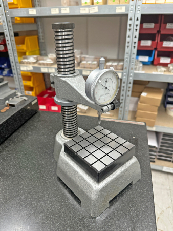Precision dial bench gauges, square, big